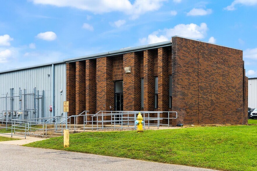 2800 Diode Ln, Louisville, KY à louer - Photo du bâtiment - Image 2 de 44
