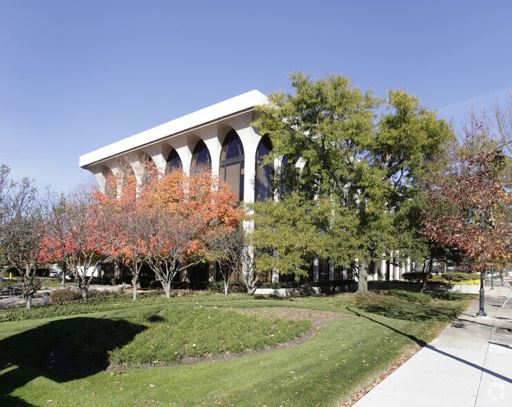 800 Waukegan Rd, Glenview, IL for lease - Building Photo - Image 2 of 3