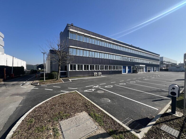 11 Avenue Albert Einstein, Le Blanc-Mesnil à louer - Photo du bâtiment - Image 3 de 22