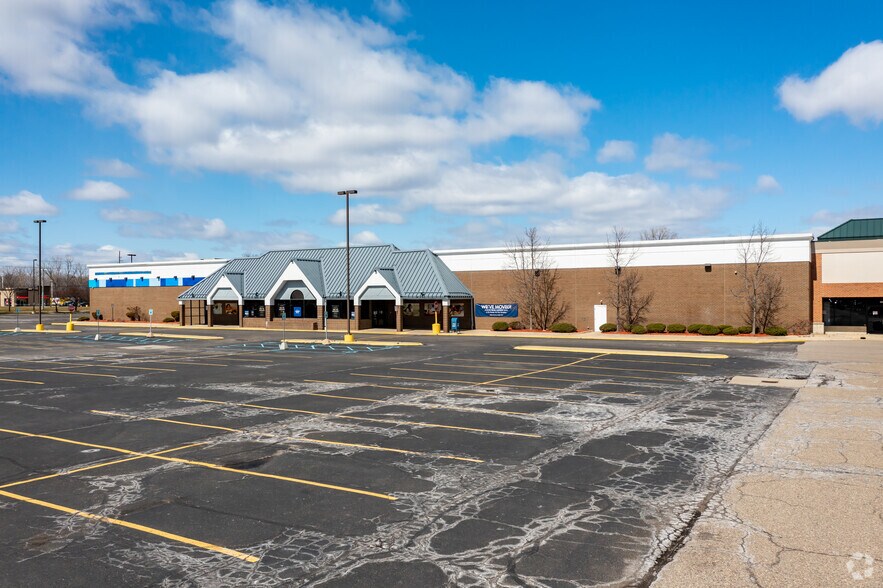 15255-15449 Hall Rd, Macomb Township, MI à louer - Photo du bâtiment - Image 3 de 9