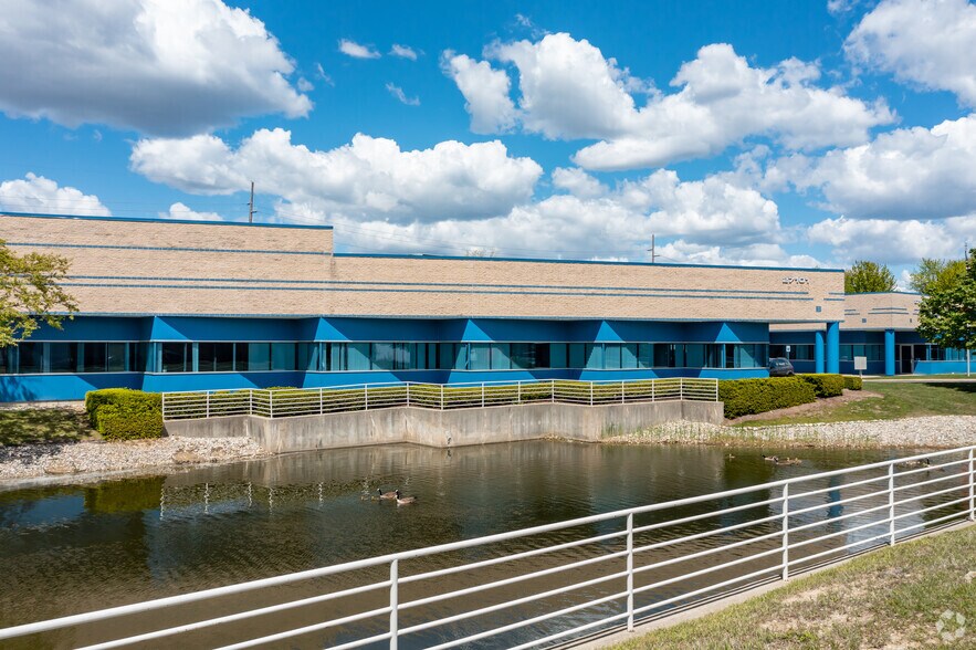 27101 Hills Tech Ct, Farmington Hills, MI à louer - Photo du bâtiment - Image 1 de 6
