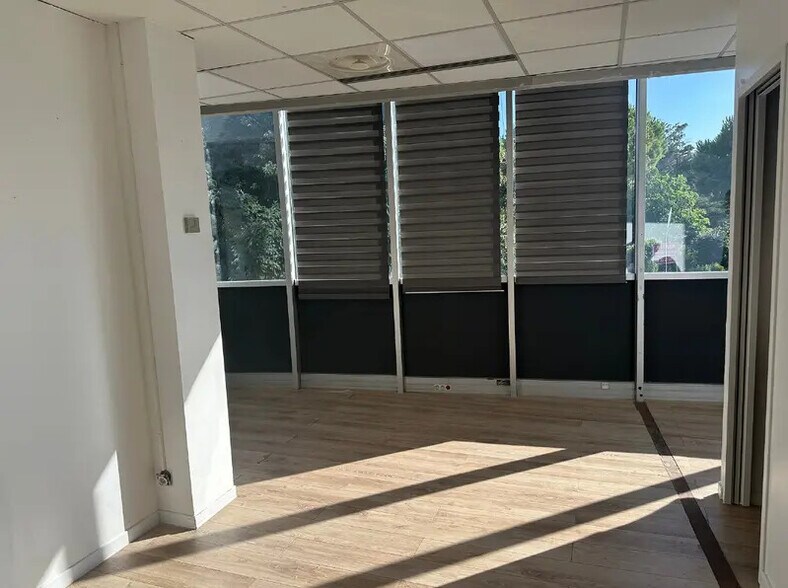 33 Avenue De Hambourg, Marseille for lease - Interior Photo - Image 3 of 6