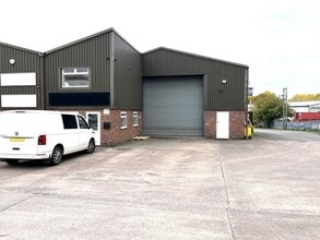 New Rd, Hixon à louer Photo du bâtiment- Image 2 de 4