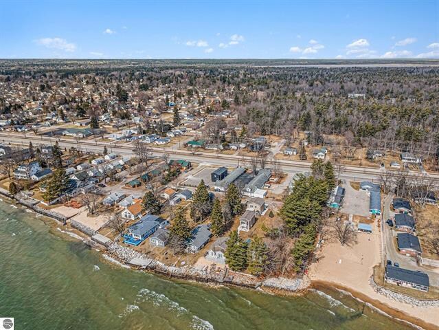 1100 E Bay St, East Tawas, MI à vendre - Photo du bâtiment - Image 3 de 43