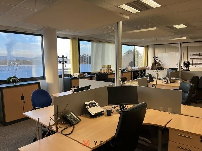 Office in Poissy for lease - Interior Photo - Image 2 of 7