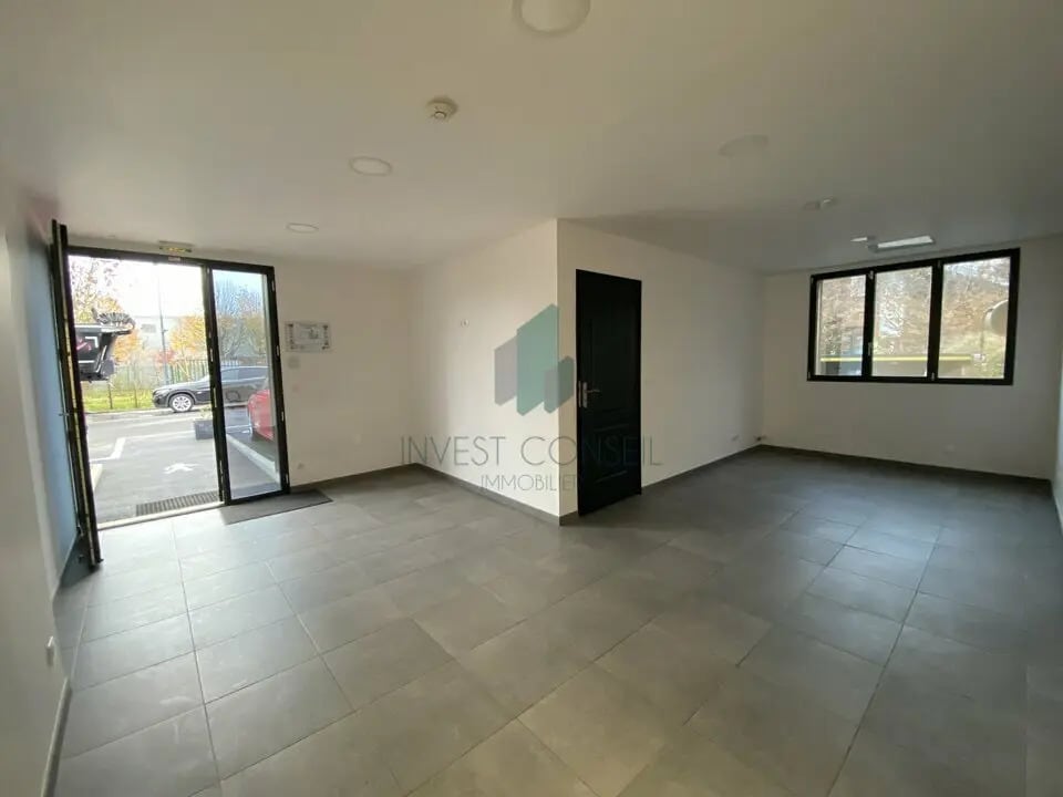 Flex in Ennery for lease Building Photo- Image 1 of 8