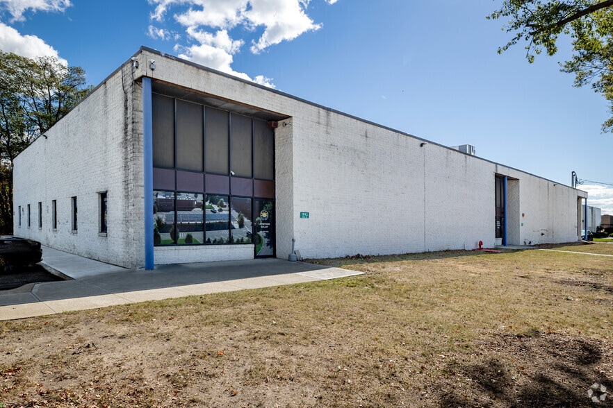 1993-1997 Pond Rd, Ronkonkoma, NY for lease - Building Photo - Image 3 of 5