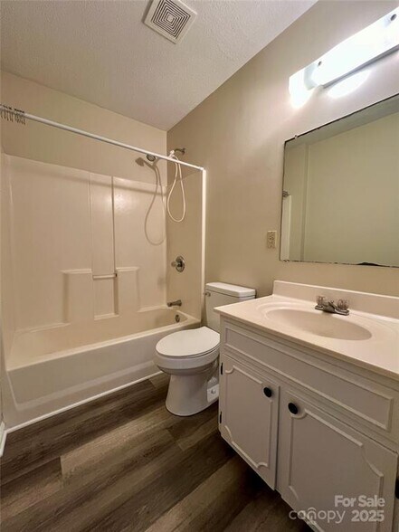 1 Wesley Branch Rd, Asheville, NC à vendre - Photo du bâtiment - Image 2 de 5