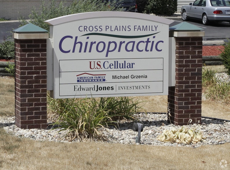 2525-2531 Main St, Cross Plains, WI à louer - Photo du bâtiment - Image 3 de 6