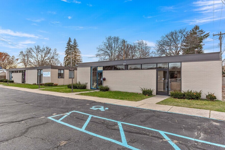 16975-16991 Farmington Rd, Livonia, MI à louer - Photo du bâtiment - Image 3 de 8