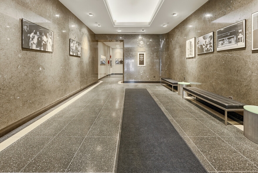 1619 Walnut St, Philadelphia, PA à louer - Photo du bâtiment - Image 3 de 9