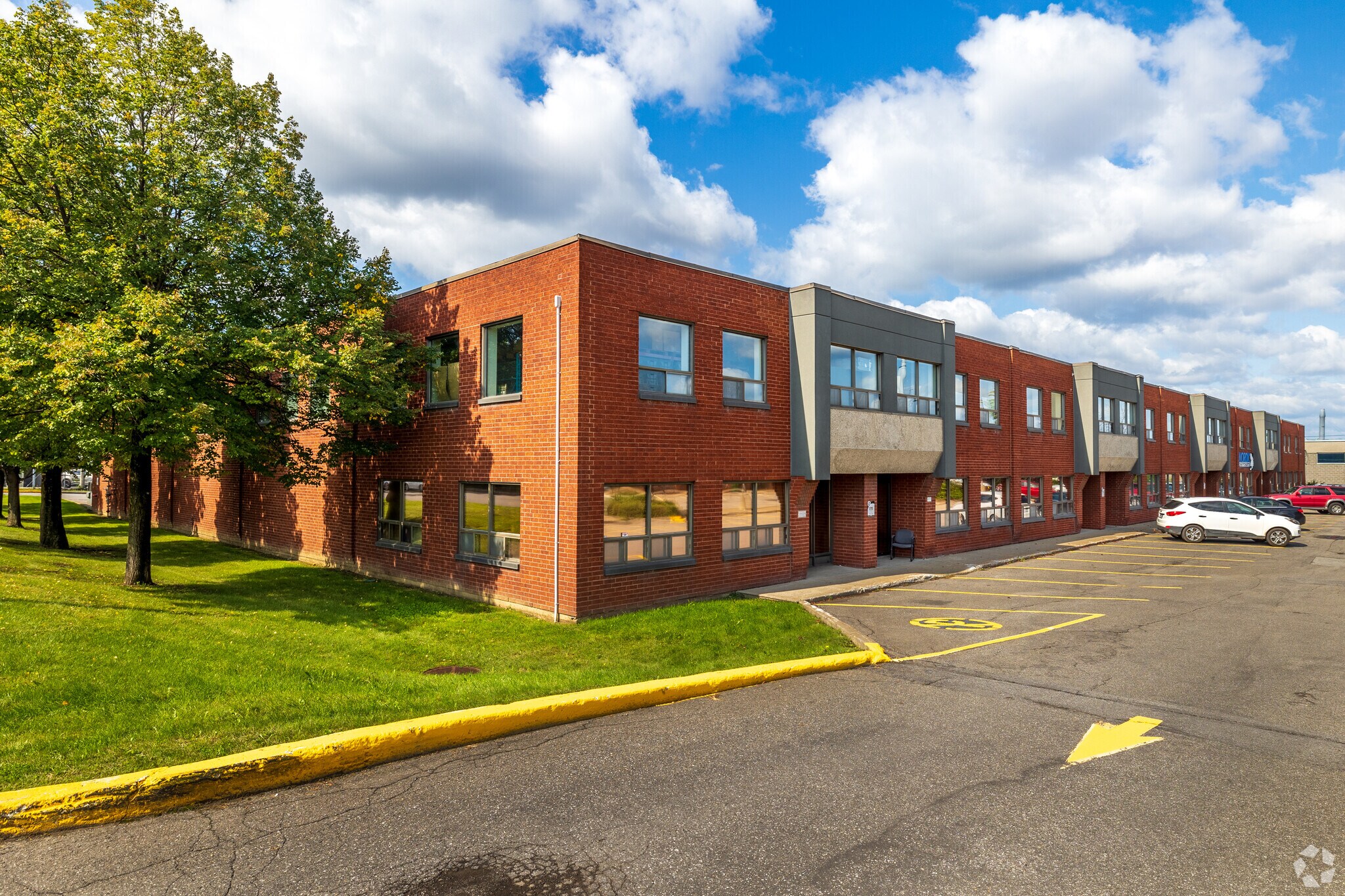 8975-8987 Rue Robert-Armour, Montréal, QC à louer Photo principale- Image 1 de 6