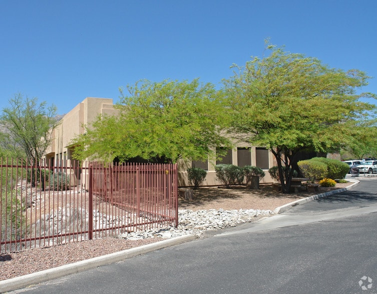 5215 Sabino Canyon Rd, Tucson, AZ à louer - Photo du bâtiment - Image 2 de 6