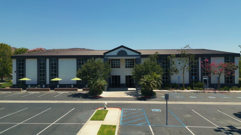 4700 E Walnut Ave, Orange, CA à vendre - Vidéo sur l’inscription commerciale - Image 1 de 102