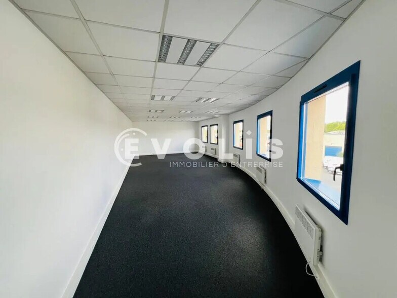 Flex in Moissy-Cramayel for lease - Interior Photo - Image 3 of 4