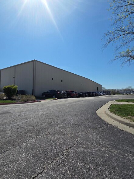 4300-4324 N Belgium Ave, Riverside, MO à louer - Photo du bâtiment - Image 3 de 5