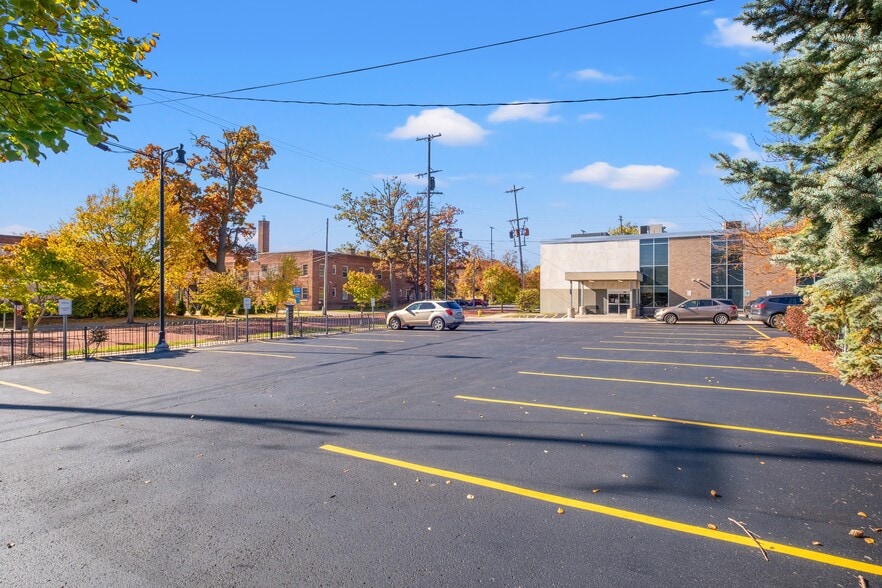 801 Cherry St SE, Grand Rapids, MI à vendre - Photo du bâtiment - Image 2 de 7