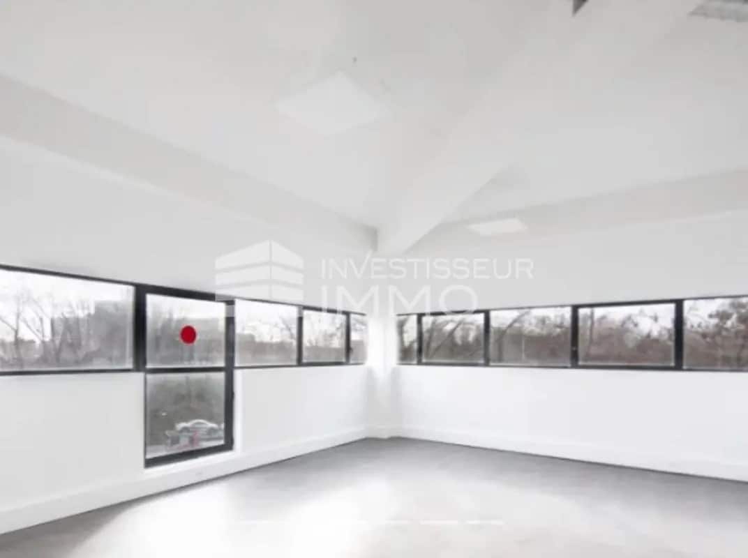 Office in Saint-Denis for lease Interior Photo- Image 1 of 5