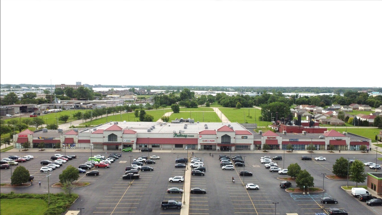 11250 E Jefferson Ave, Detroit, MI à louer Photo du bâtiment- Image 1 de 8