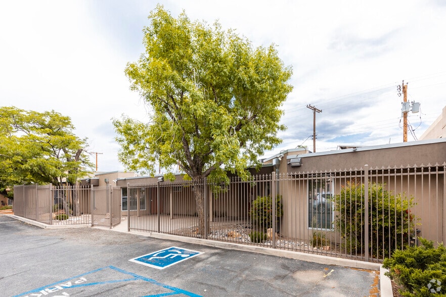 630 Manzano St NE, Albuquerque, NM à vendre - Photo du bâtiment - Image 2 de 3