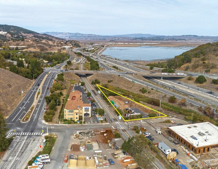 998 Rush Creek Pl, Novato, CA à louer - Photo du bâtiment - Image 1 de 11