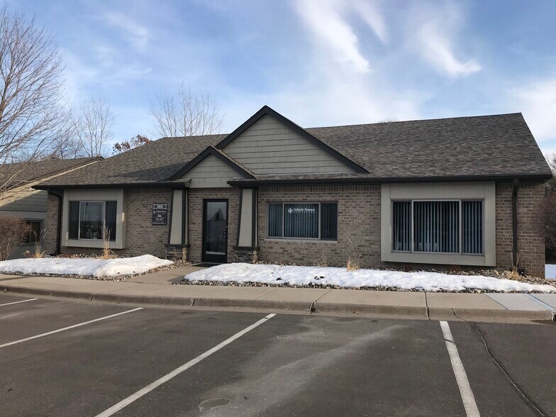 5826 Blackshire Path, Inver Grove Heights, MN à louer - Photo du bâtiment - Image 1 de 10