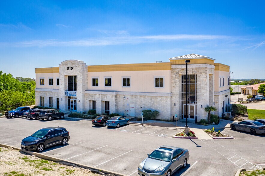 818 Knights Cross Dr, San Antonio, TX à louer - Photo du bâtiment - Image 2 de 19