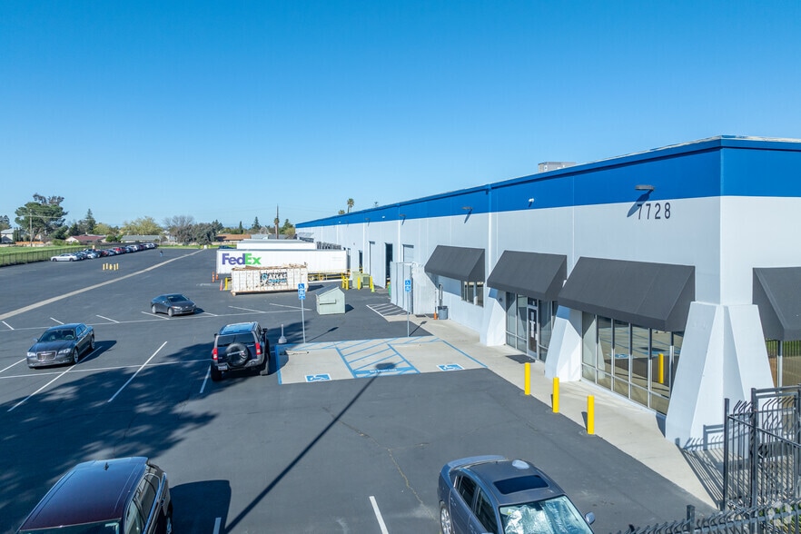 7728 Wilbur Way, Sacramento, CA for lease - Building Photo - Image 3 of 27