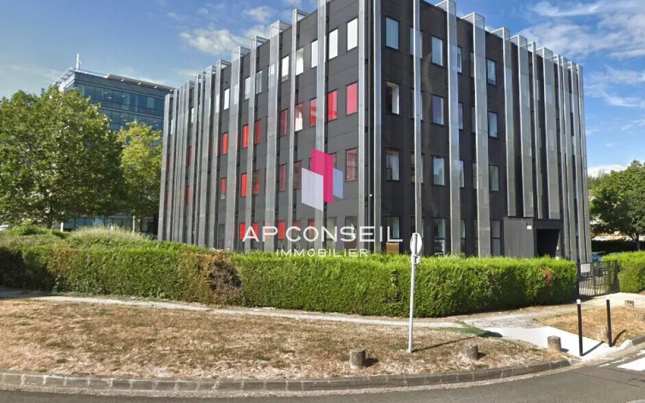 Bureau dans Montigny-le-Bretonneux à louer - Photo du bâtiment - Image 1 de 6