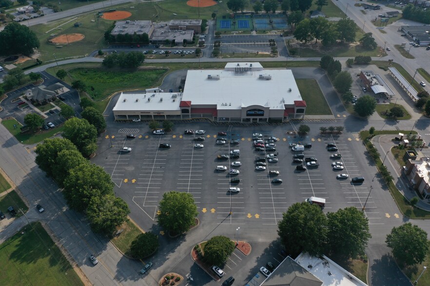 927 S Broad St, Clinton, SC for lease - Building Photo - Image 1 of 6