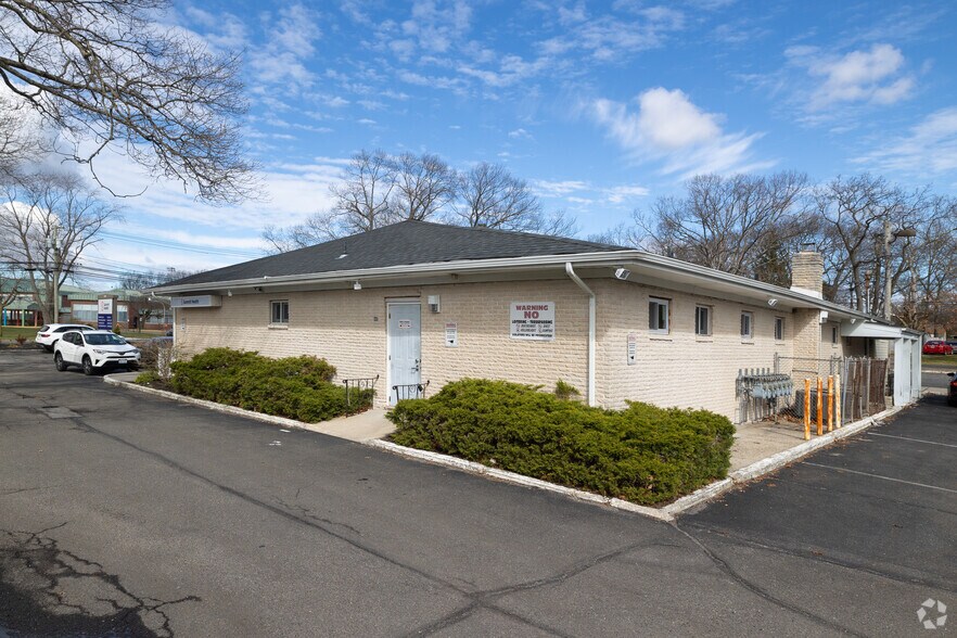 243 Boyle Rd, Selden, NY à louer - Photo du bâtiment - Image 3 de 7