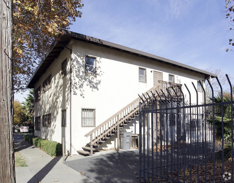902 Court St, Woodland, CA à vendre - Photo du bâtiment - Image 2 de 2