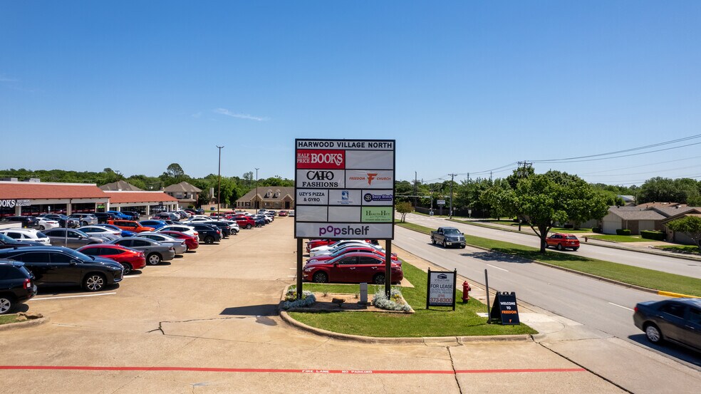 601-735 Harwood Rd, Bedford, TX à louer - Photo du bâtiment - Image 3 de 24