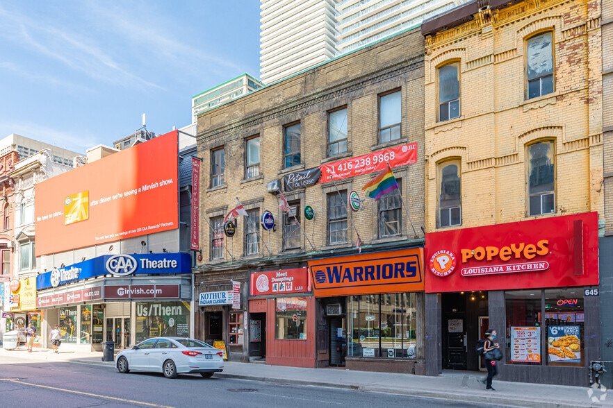 647-649 Yonge St, Toronto, ON à louer - Photo du bâtiment - Image 2 de 2