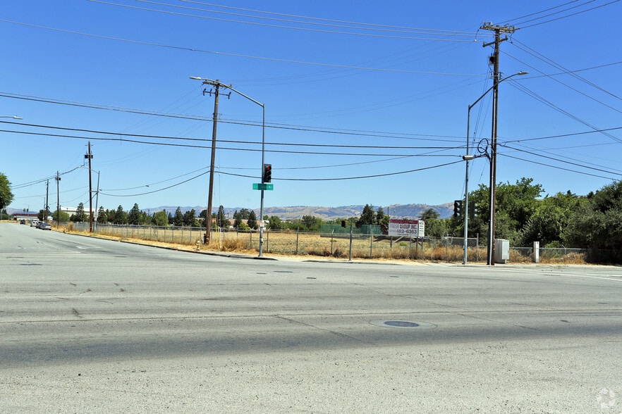 325 Leavesley Rd, Gilroy, CA for sale - Primary Photo - Image 1 of 8