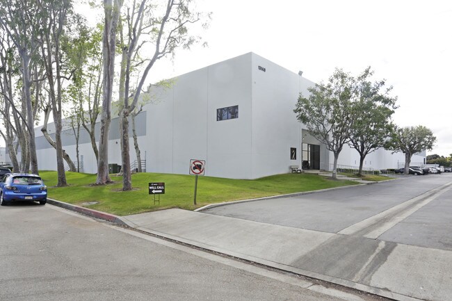 Plus de détails pour 13140 Midway Pl, Cerritos, CA - Industriel à louer