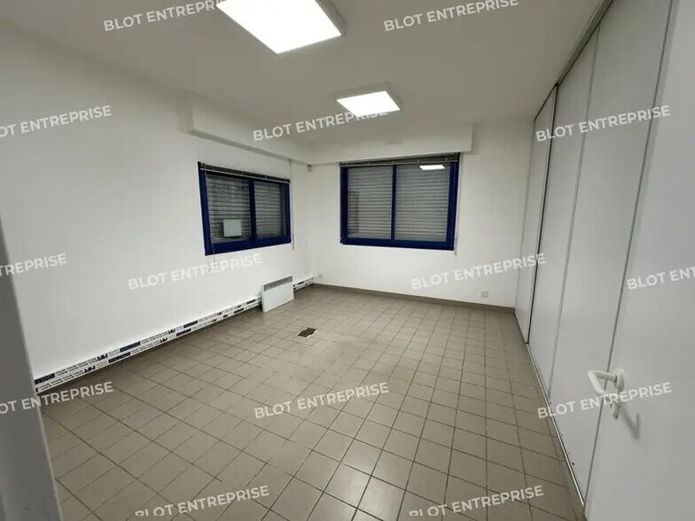 Office in Lorient for sale - Interior Photo - Image 2 of 6