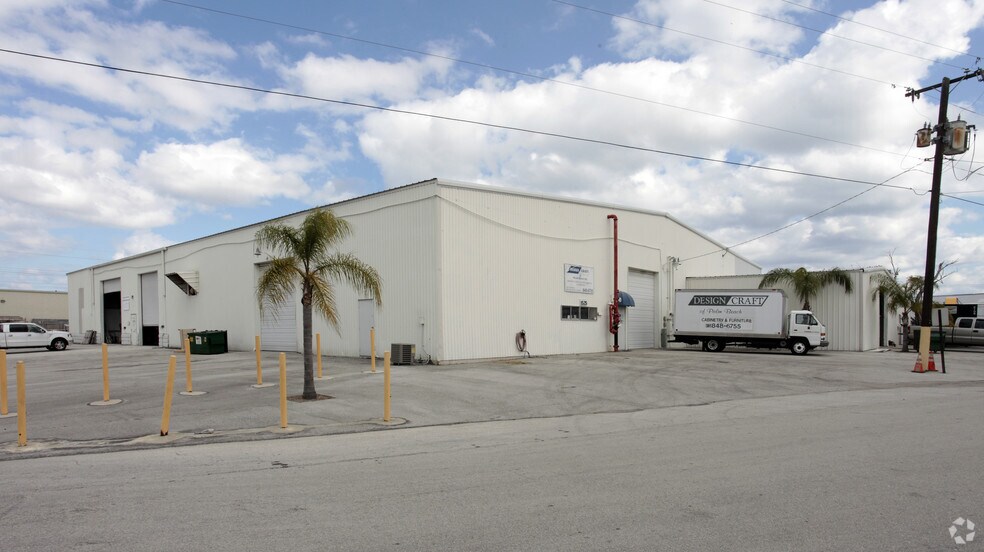 5449 Maule Way, Mangonia Park, FL à louer - Photo du bâtiment - Image 2 de 6
