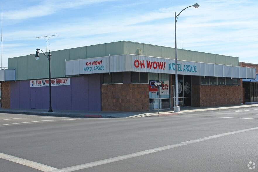 300 E Center St, Visalia, CA for lease - Primary Photo - Image 1 of 2