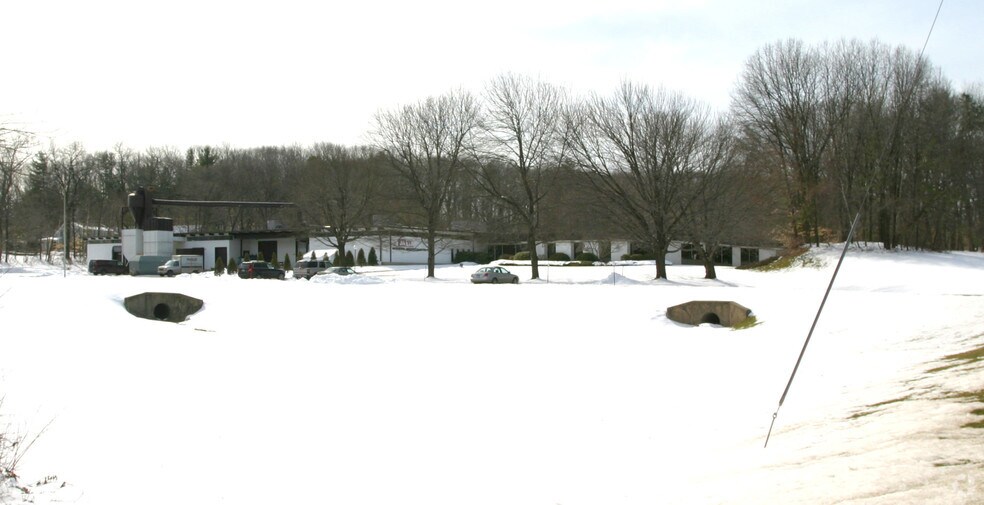 72 Northwest Dr, Plainville, CT à louer - Photo du bâtiment - Image 2 de 4