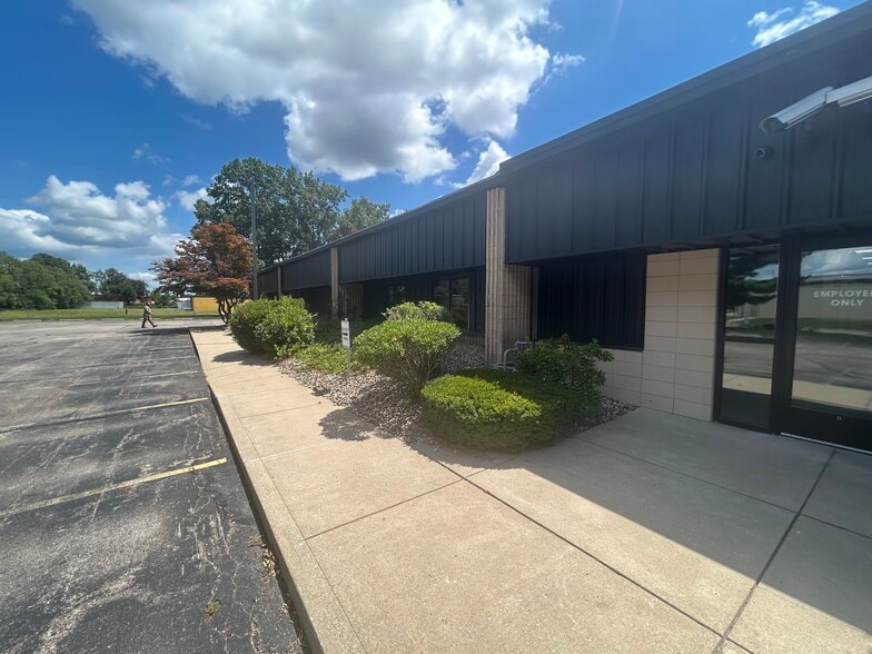 2831 Dexter Dr, Elkhart, IN for lease - Building Photo - Image 3 of 10