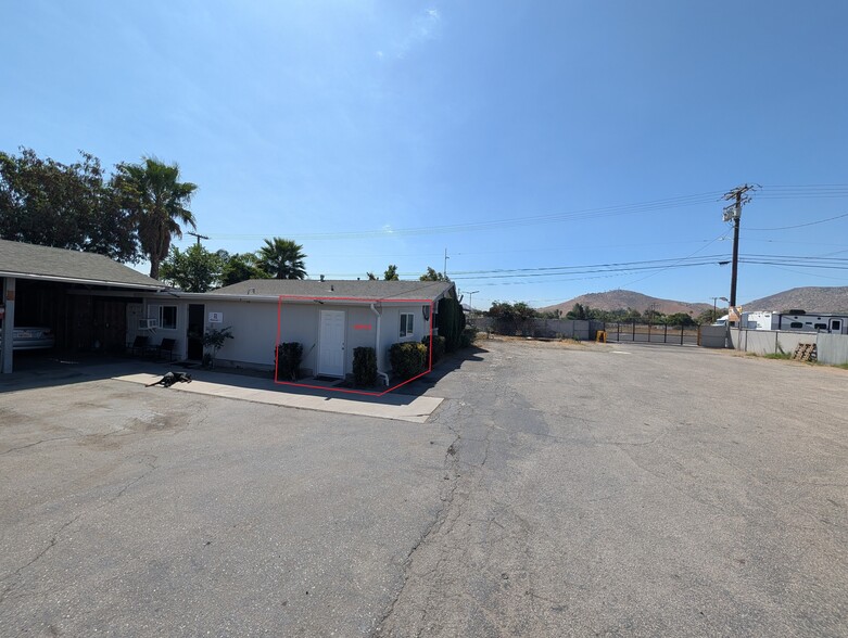 17736 Slover Ave, Bloomington, CA for lease - Building Photo - Image 3 of 7