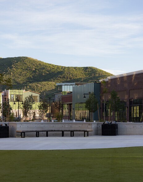 Kearns Blvd, Park City, UT à louer - Photo du bâtiment - Image 3 de 23