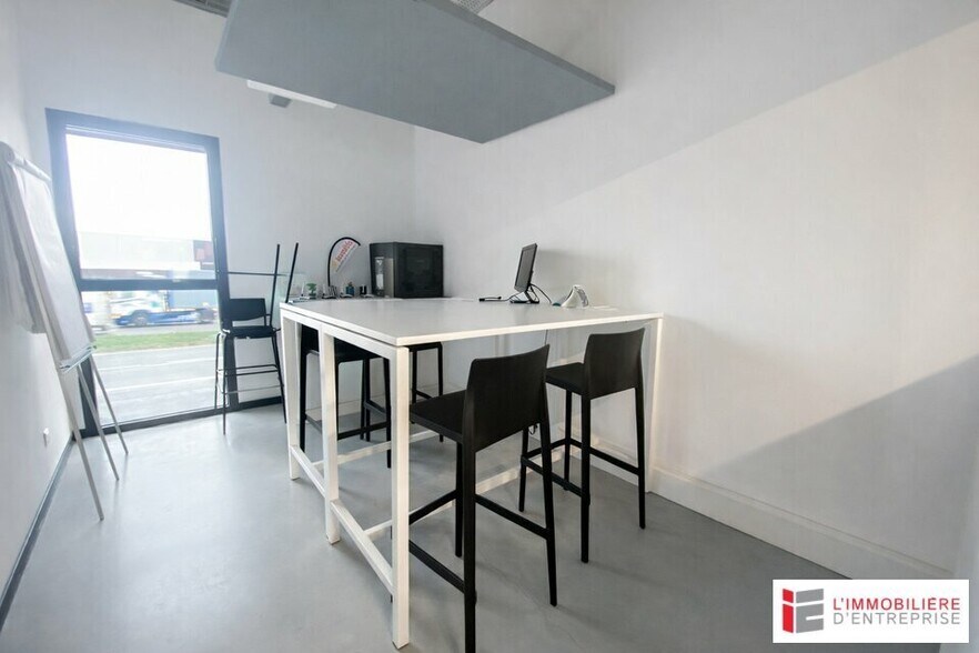 Office in Rennes for lease - Interior Photo - Image 2 of 9