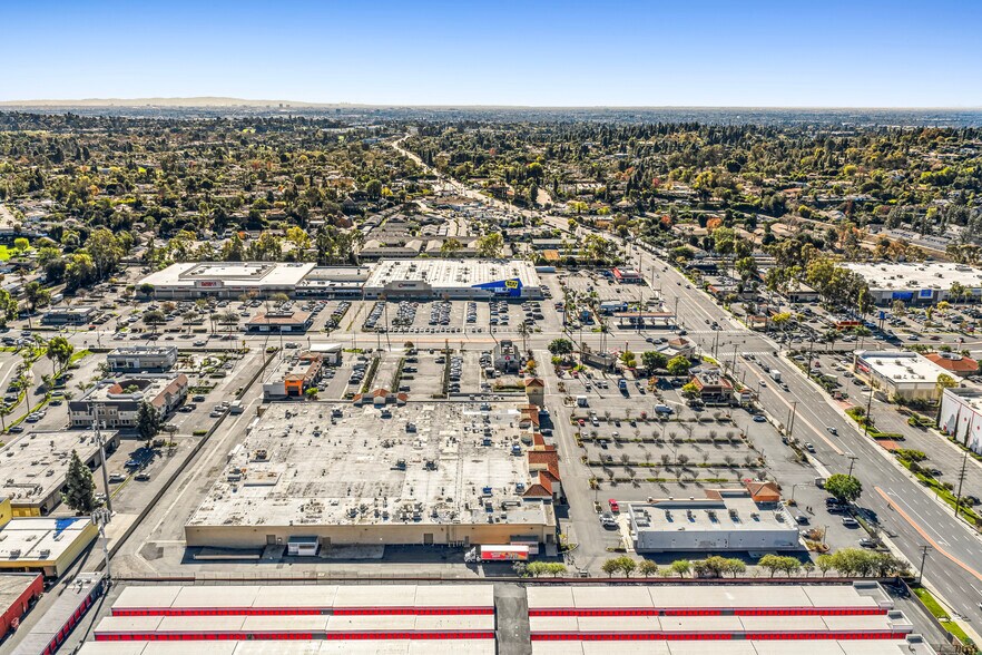 Imperial Plaza - Fullerton portefeuille de 3 propriétés à vendre sur LoopNet.ca - Photo du bâtiment - Image 3 de 8