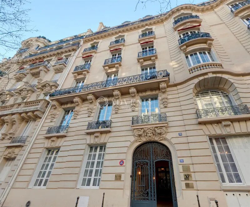 Immeuble residentiel dans Paris à vendre Photo du bâtiment- Image 1 de 12