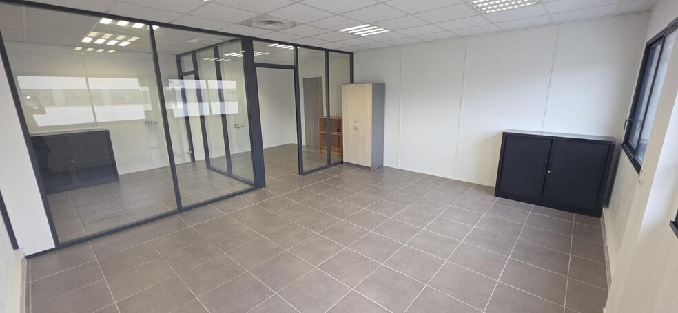 Office in Éguilles for lease - Interior Photo - Image 3 of 8