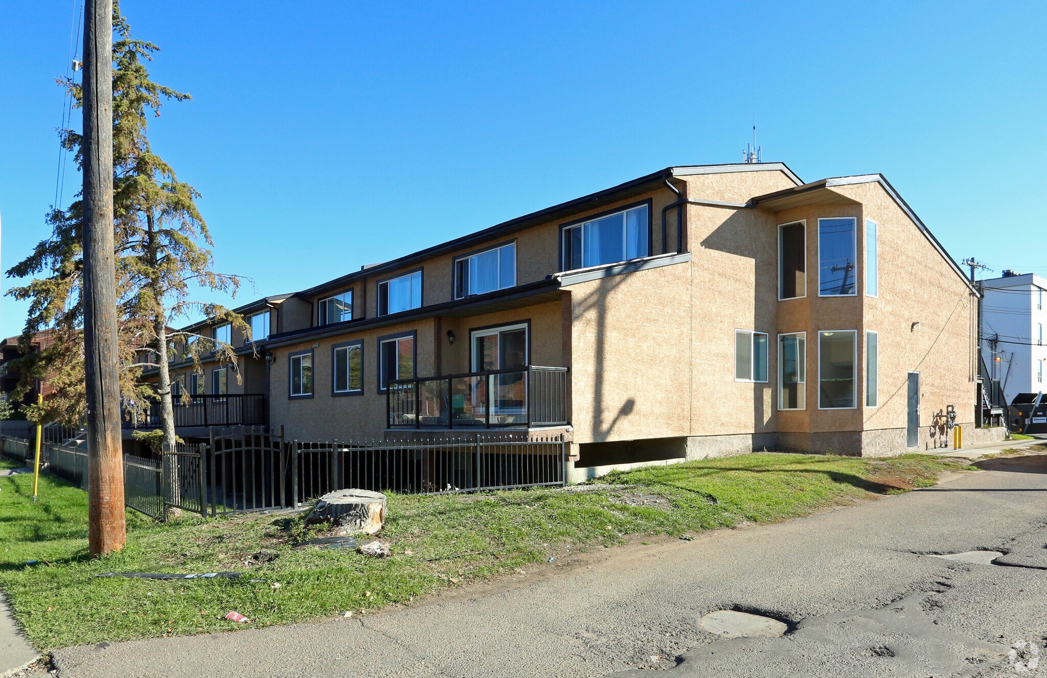 10121 162nd St NW, Edmonton, AB for sale Primary Photo- Image 1 of 1