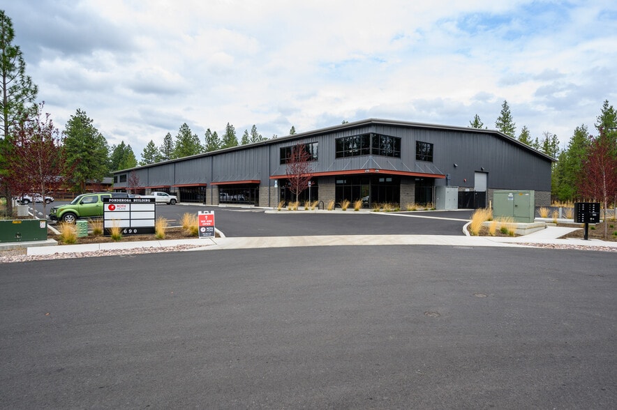 690 W Three Peaks Drive, Sisters, OR for lease - Building Photo - Image 1 of 10