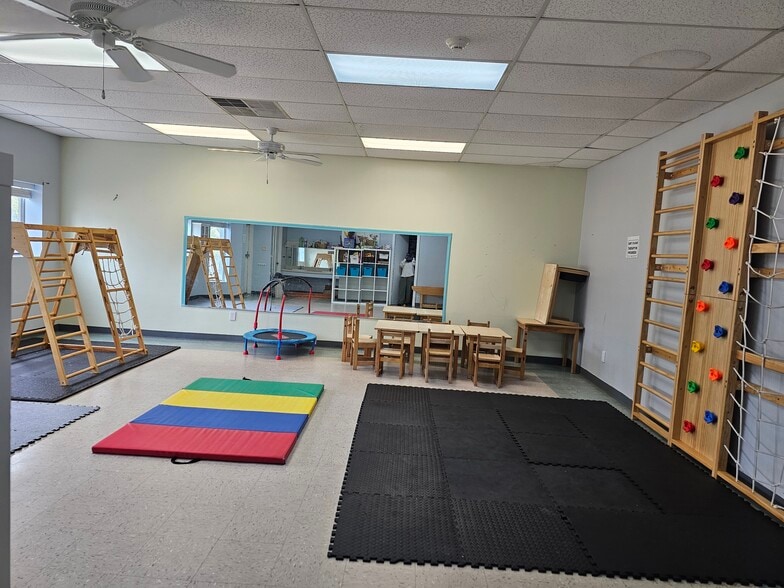 19115 Spanish Needle Dr, Houston, TX for sale - Building Photo - Image 2 of 10